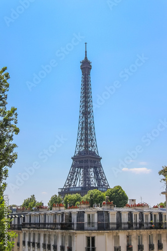 Tour Eiffel vue depuis une rue à Paris © Atlantis