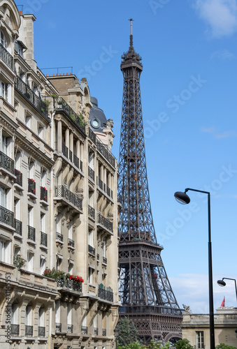 Fototapeta Naklejka Na Ścianę i Meble -  Tour Eiffel vue depuis une rue à Paris
