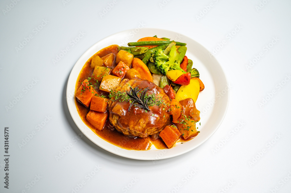 background, beef, close, cooking, cuisine, delicious, dinner, dish, food, green, grilled, hamburg, hamburger, healthy, homemade, hot, juicy, lunch, meal, meat, patty, steak, tasty, vegetable; 