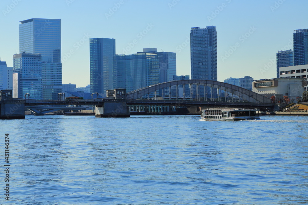 遊覧船が航行する勝鬨橋