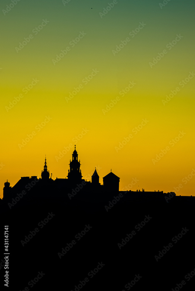 Wschód słońca sylwetka Wawelu widziane z Błoń 