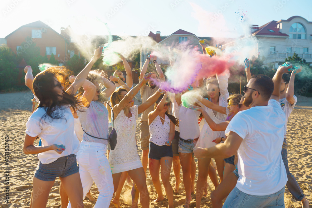 Obraz premium Teenagers Friends have fun at the holi festival. Beach Party. Celebrating traditional indian spring holiday. Friendship, Leisure, Vacation, Togetherness.