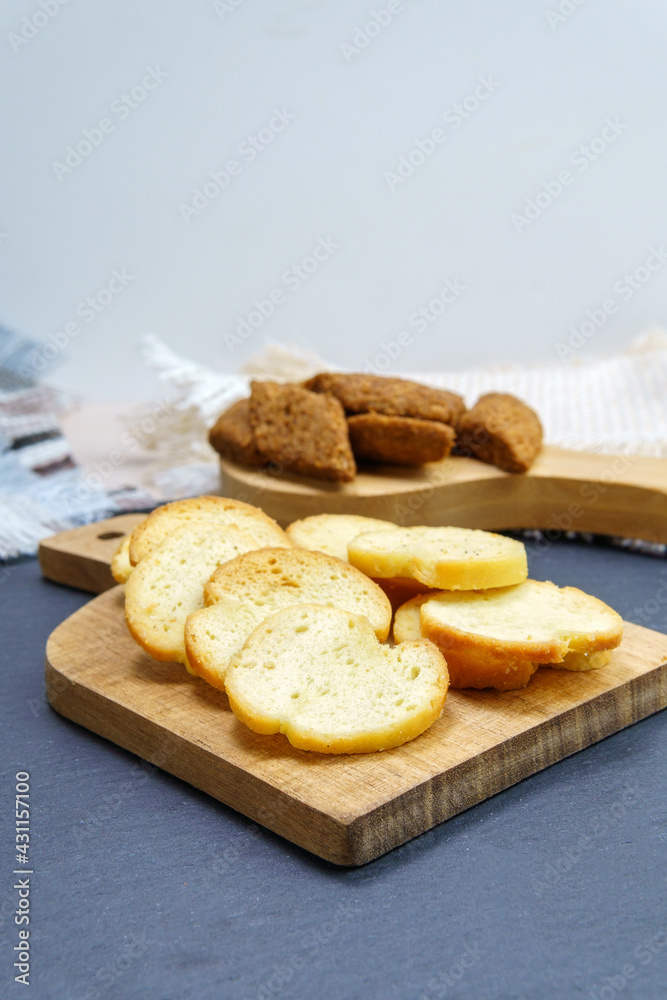 Crispy bread cubes, dry re crumbs, rusks, crouton or brown roasted crackers. Crispy bread cubes, dry re crumbs, rusks, crouton or brown roasted crackers.