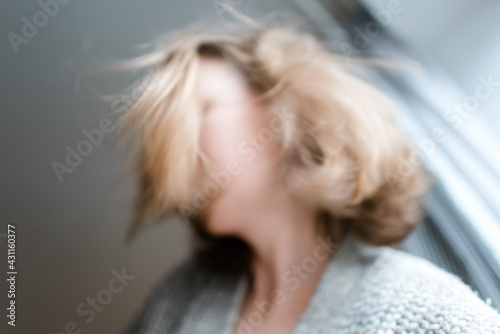 Frau schüttelt ihre Haare, Bewegungsunschärfe, Haare verdecken ihr Gesicht