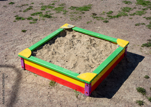 Foto An empty children's sandbox in the courtyard of high-rise buildings