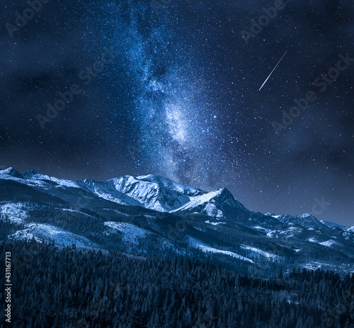 Obraz na płótnie Milky way over Tatra Mountains in Poland. w salonie