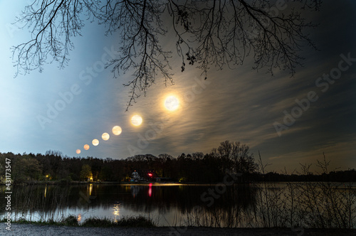 Supermond-Aufgang über dem Rubbenbruchsee in Osnabrück photo