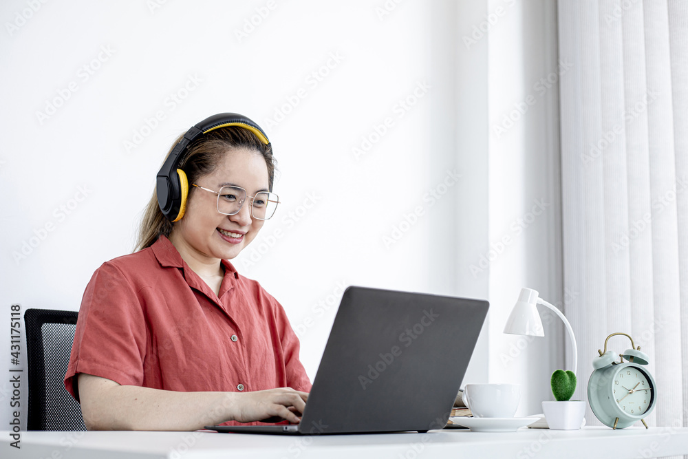The businesswoman is on a teleconference with her partner and secretary, the company announces that employees work from home to prevent the spread of COVID-19. The idea of working from home. The businesswoman is on a teleconference with her partner and secretary, the company announces that employees work from home to prevent the spread of COVID-19. The idea of working from home.