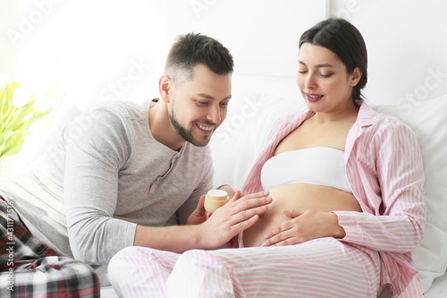 Beautiful pregnant couple w...