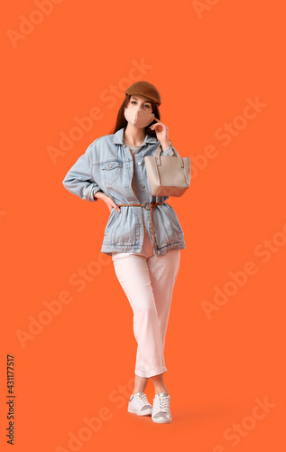 Fashionable young woman wea...
