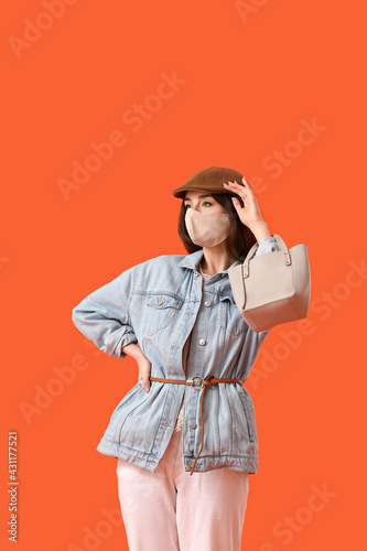 Fashionable young woman wea...