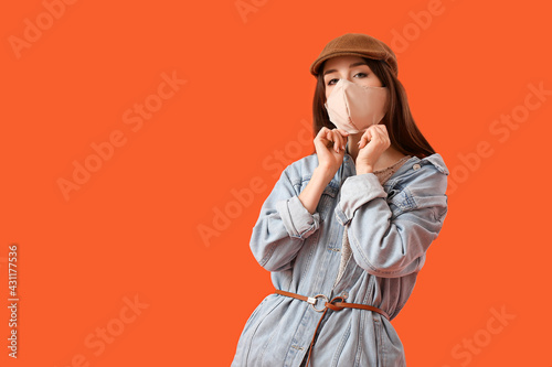 Fashionable young woman wea...
