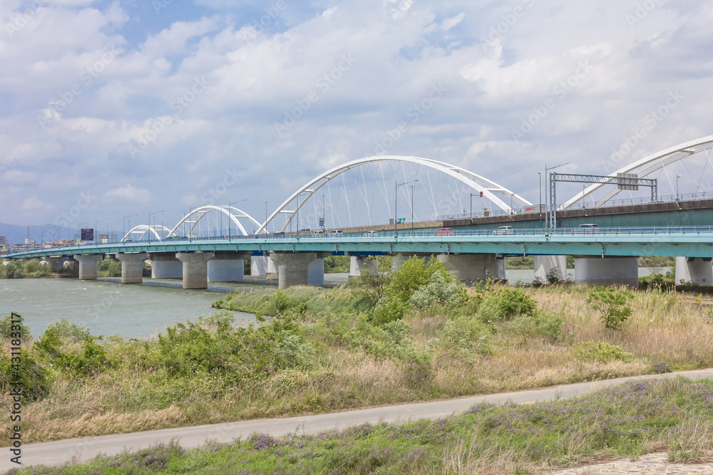 淀川左岸下流側の堤防から見た西側の歩道の工事が完了した鳥飼大橋(2021年5月)
