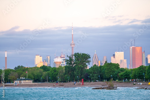Canvas Print Looking west from the Kew Beach Dog park in Toronto's Beaches neighbourhood across Ashbridges Bay toward the downtown skyline and the CN Tower as the sun rises