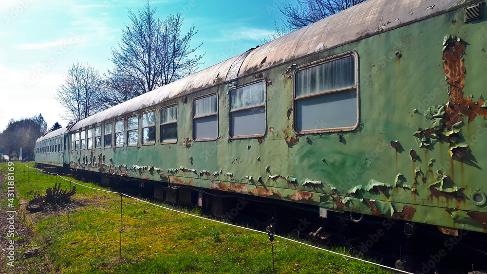 Alte rostige Eisenbahnwagen der Deutschen Bundesbahn auf einem alten Bahnhof im Hunsrück Alte rostige Eisenbahnwagen der Deutschen Bundesbahn auf einem alten Bahnhof im Hunsrück