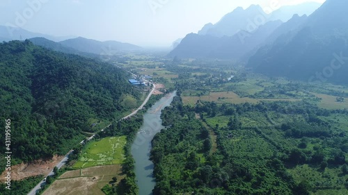 Rivière de Nam Song près de ville de Vang Vieng au laos vue du ciel