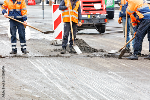 Obraz na płótnie The road workers are cleaning the road on the fenced section of the carriageway. w salonie