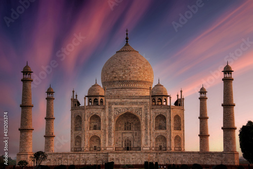 Le Taj Mahal en Inde au crépuscule
