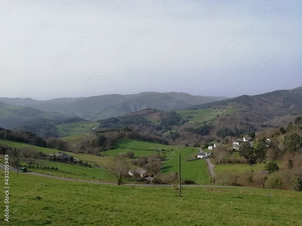 Panorama de una aldea gallega en un área montañosa en los últimos días de invierno