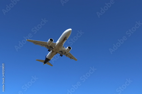 Avión despegando con el cielo azul