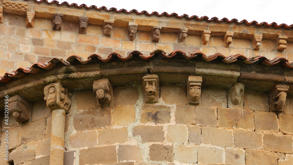 Canecillos del Convento de San Martín de Elines, Cantabria, España