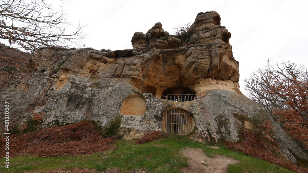 Obraz premium Ermita rupestre de San Miguel o Eremitorio de Presillas Burgos , España