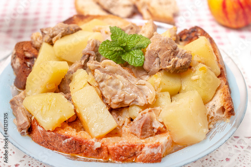Lamb stew with potato and toasted bread