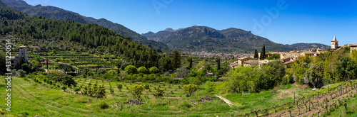 Wanderurlaub Mallorca - der GR221 Fernwanderweg durch die Schlucht Barranco de Biniaraix bei Soller - Panorama mit Blick auf Soller und Biniaraix