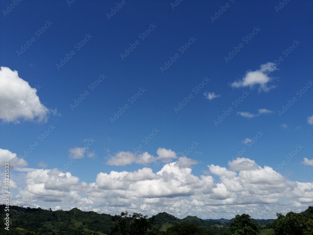 el brillo del sol y su cielo azul el brillo del sol y su cielo azul
