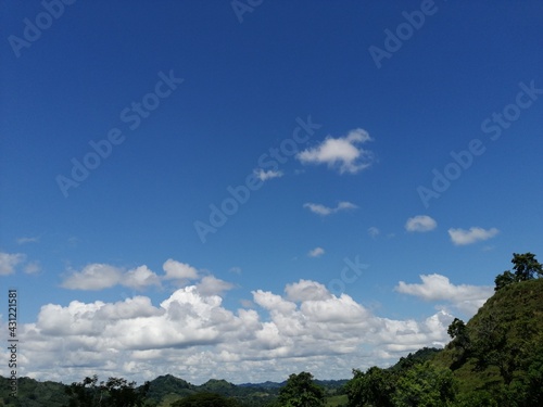 el brillo del sol y su cielo azul