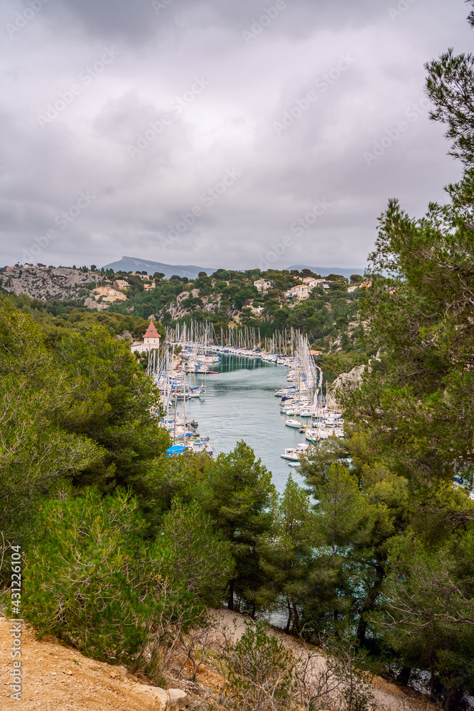 Parc national des calanques, Petit port avec des bateaux, Cassis, France.