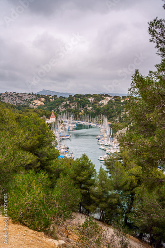 Obraz na płótnie Parc national des calanques, Petit port avec des bateaux, Cassis, France. w salonie