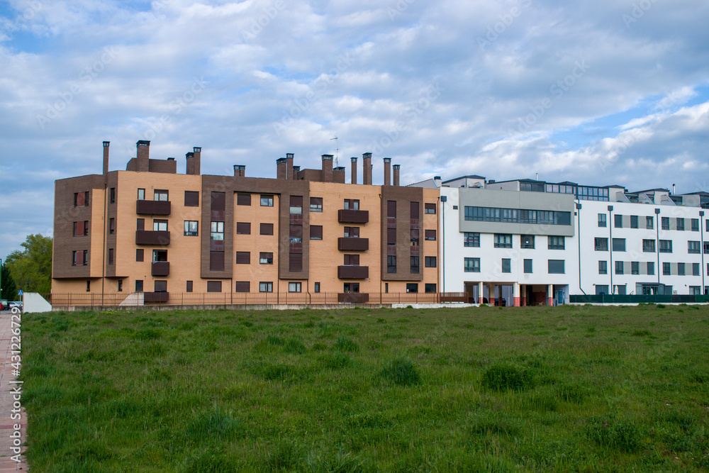 Edificios, viviendas, casas, inmuebles en España. Variadas construcciones arquitectónicas