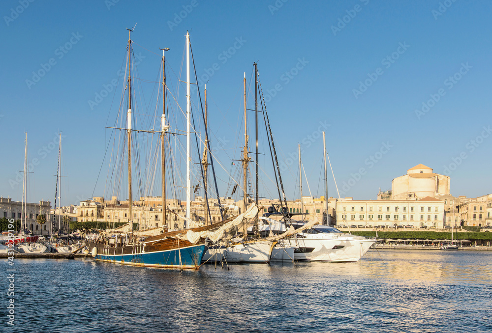Obraz premium Sailboats and yahct in Ortigia, Syracuse Sicily
