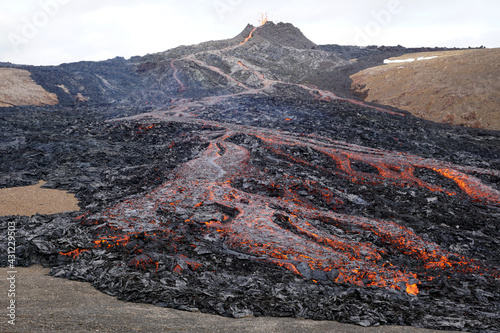 Vulkan mit Lavastrom in Island