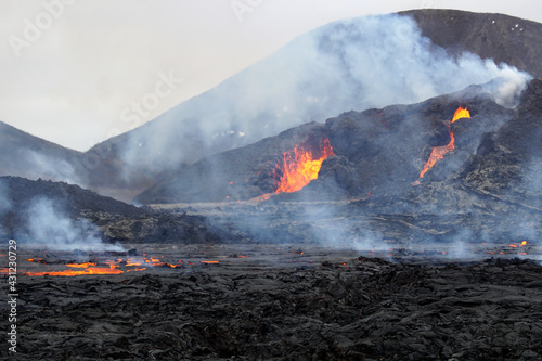 Vulkan mit Lavastrom in Island