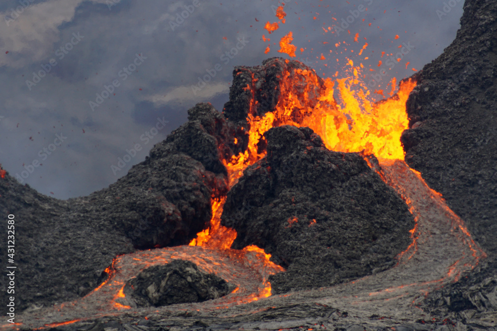 Aktiver Vulkankrater in Island - obrazy, fototapety, plakaty 