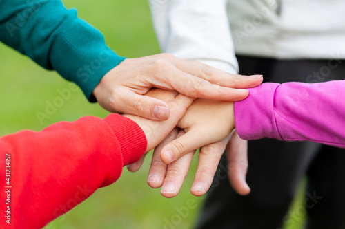 Las manos de la familia se apilan juntas. Unión, concepto de colaboración photo