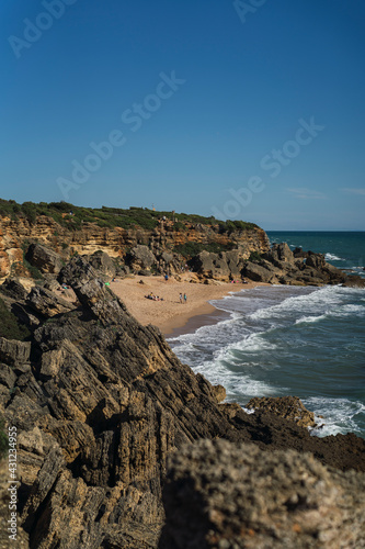 Paisaje maritimo con playas en el sur de españa con acantilados y rocas
