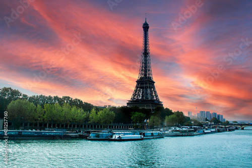 Eiffel Tower - Paris - Landscape © Lucas