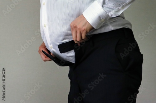 太ってズボンが閉まらないビジネスマン