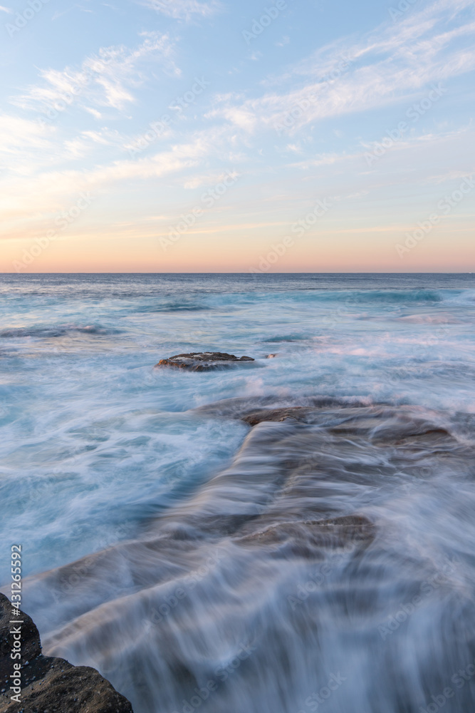 Obraz premium High tide ocean water flowing into the shore.