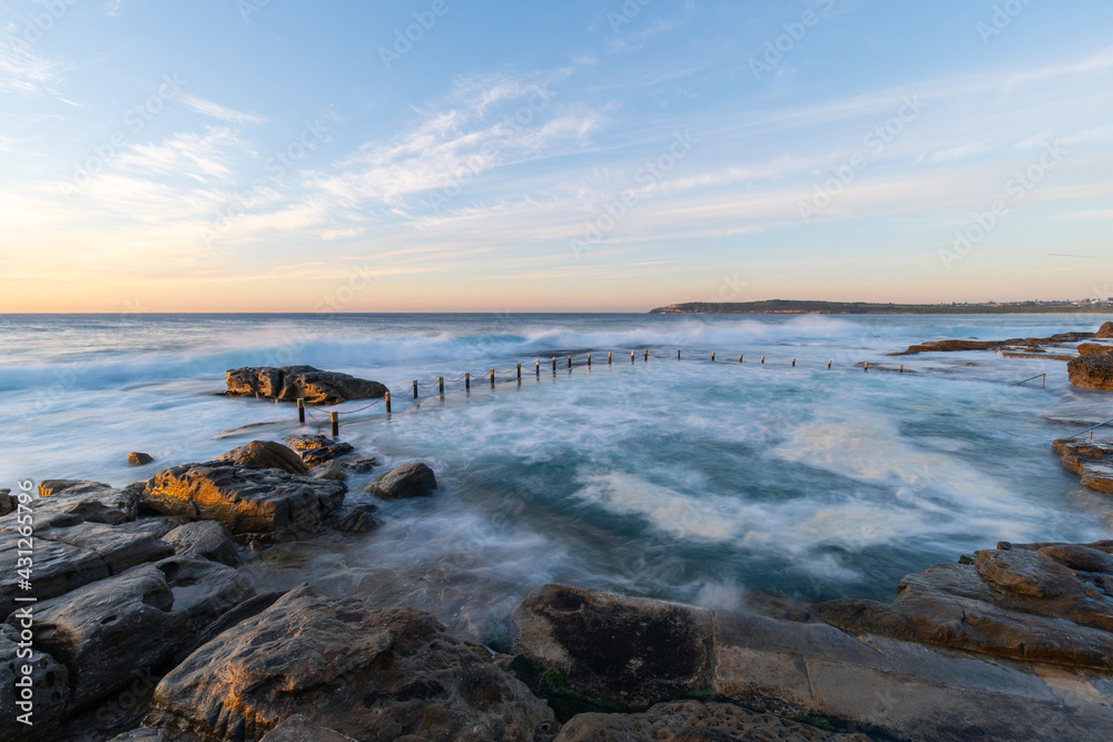 Obraz premium Ocean pool overflow at high tide condition.
