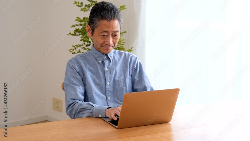 インターネットサーフィンを楽しむシニア男性 インターネットサーフィンを楽しむシニア男性