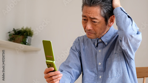 ガラケーの操作に困るシニア男性