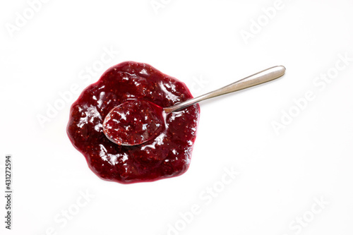 Un cucchiaio con marmellata di fragole isolato su sfondo bianco. Direttamente sopra. Copia spazio.