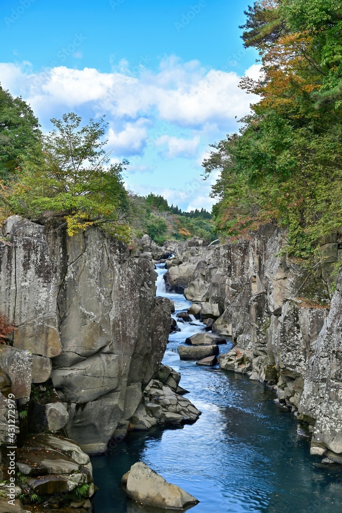 青空バックに見る厳美渓の紅葉情景＠一関、岩手