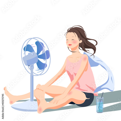 扇風機ですずむ女性