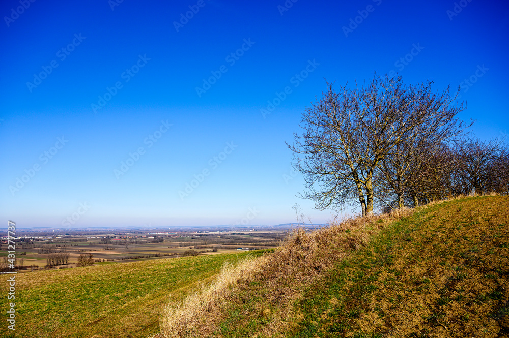 Blick von einem Hügel auf eine kleine Stadt.