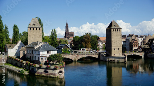 Wehrtürme auf der mittelalterlichen Brücke über die Ill mit bedeckter Brücke, ponts couvert, im Viertel von Straßburg petite France, blauer Himmel mit Wolken
